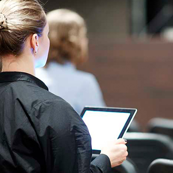 Vi hjælper dig med din næste konference- eller messerejse.